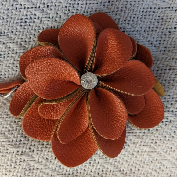 Leather belt with silver chain and faux jewel - Picture 4 of 4